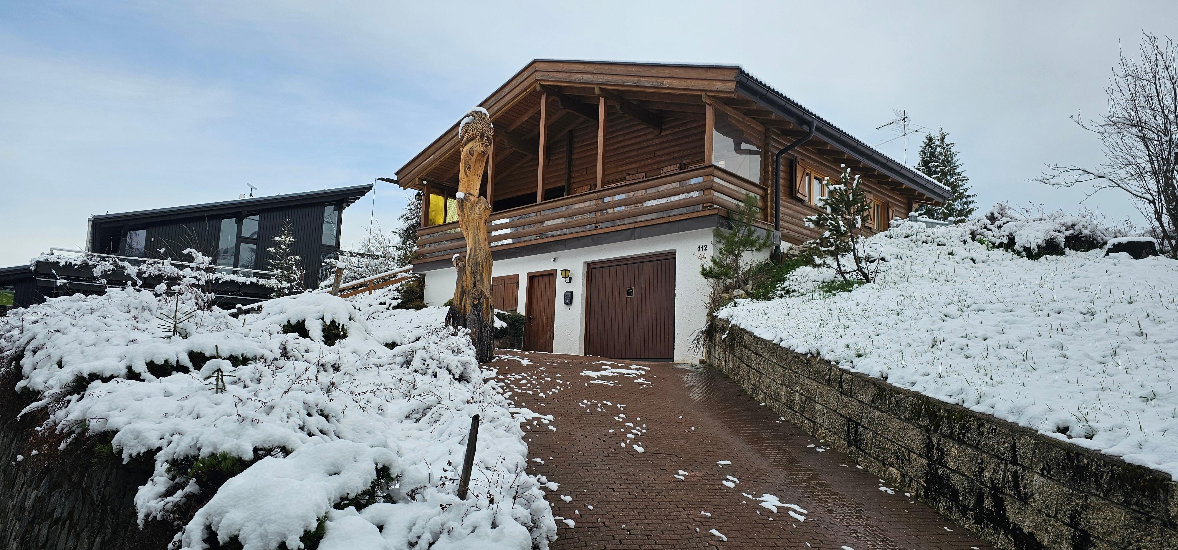 De woning toe er 's nachts sneeuw was gevallen