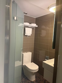 シャワースペースは狭いです