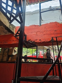 La escalera del estacionamiento aunque muy pintada estaba en pésimas condiciones y una persona