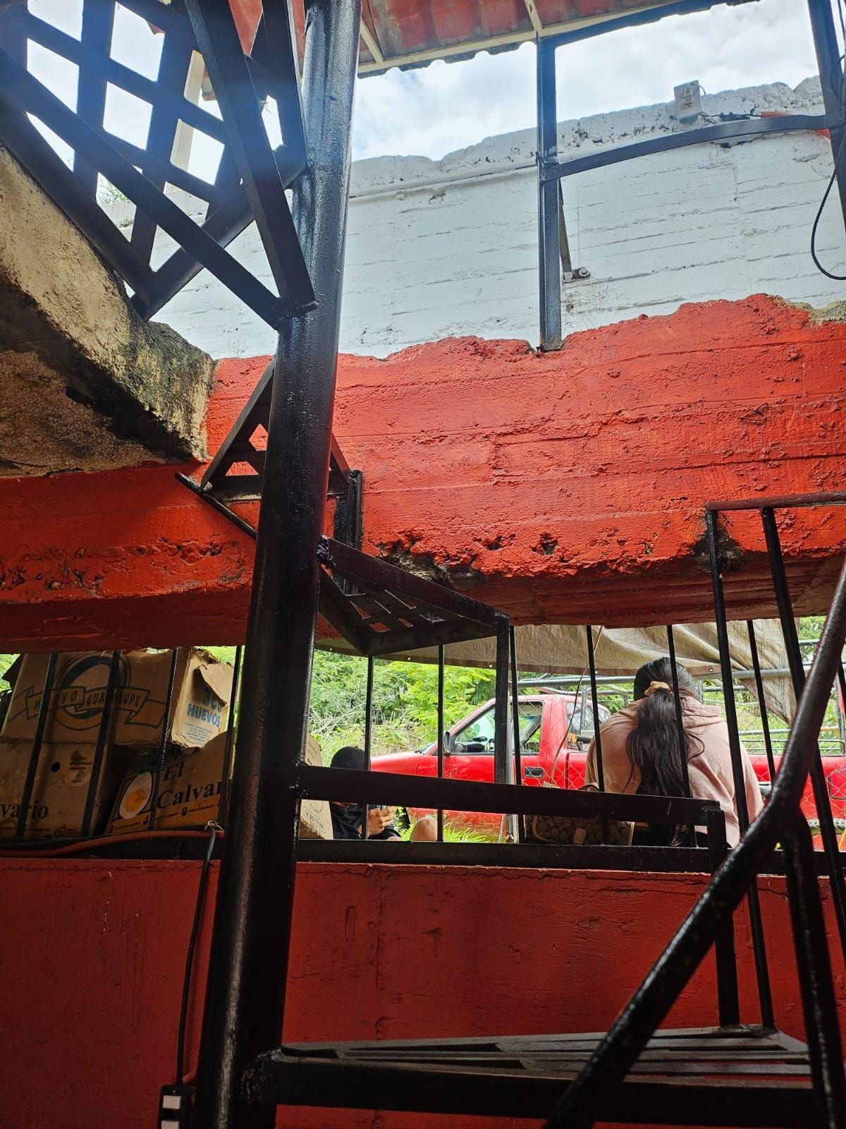 La escalera del estacionamiento aunque muy pintada estaba en pésimas condiciones y una persona