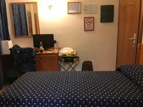 Das Bett ist nicht größer als ein kleiner Sofa. Man kann sich nicht viel bewegen