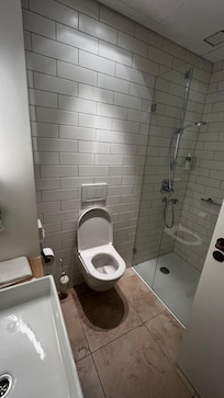 Modernes Bad mit Dusche