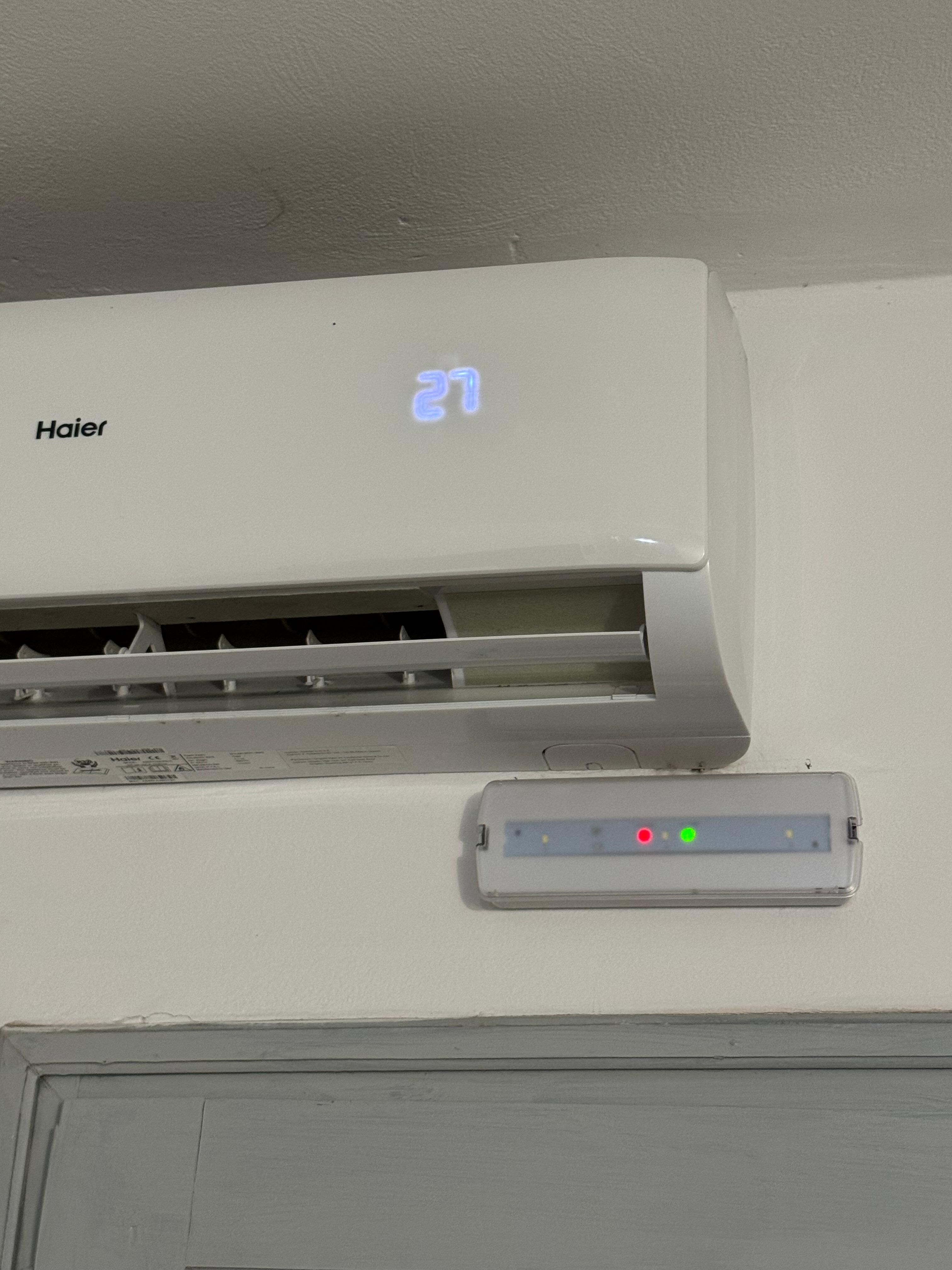 Aircondition not working, took photo at 27dgC, but got up to 30dgs in the night. Impossible to sleep and no fan available!