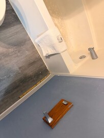 More of the bathroom.