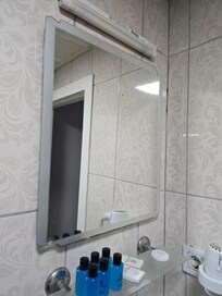 Ayna alttaraftan birkaç yerden çatlamış