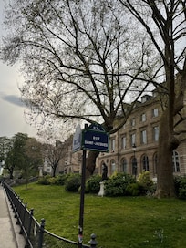 Rua do hotel, em frente a Sorbonne