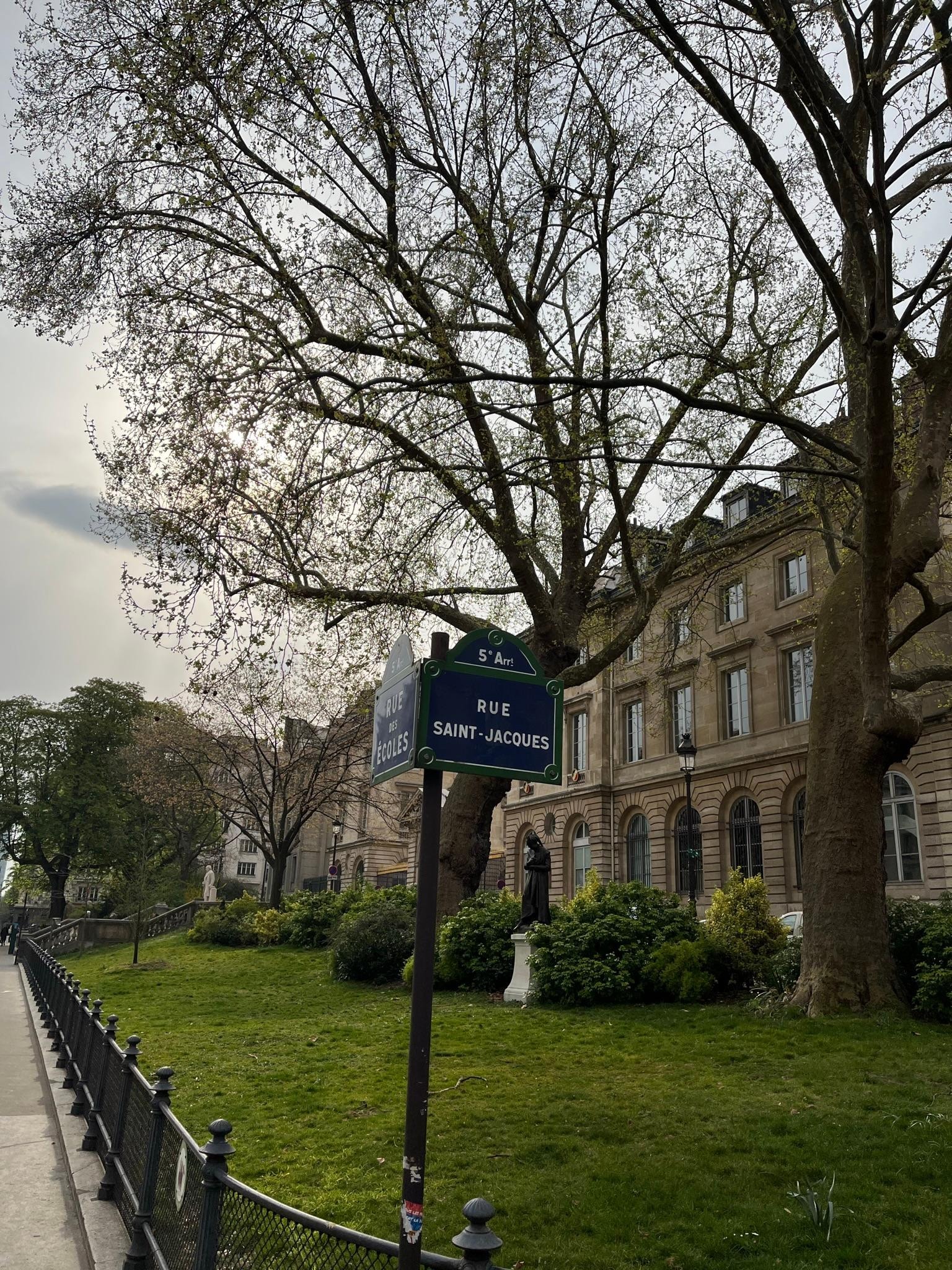 Rua do hotel, em frente a Sorbonne
