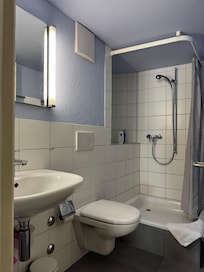 Badezimmer zu Doppelzimmer/Haupthaus
