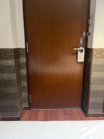 手前は、ベッド。
入り口狭いです。