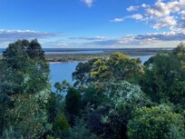 A 2minute walk from the cottage to local pub with a view out over the lakes to the ocean.