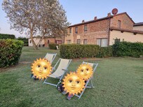 Mehrere neuwertige, stabile Gartenstühle stehen zur Verfügung.