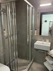 Chambre de bain moderne et bien équipée