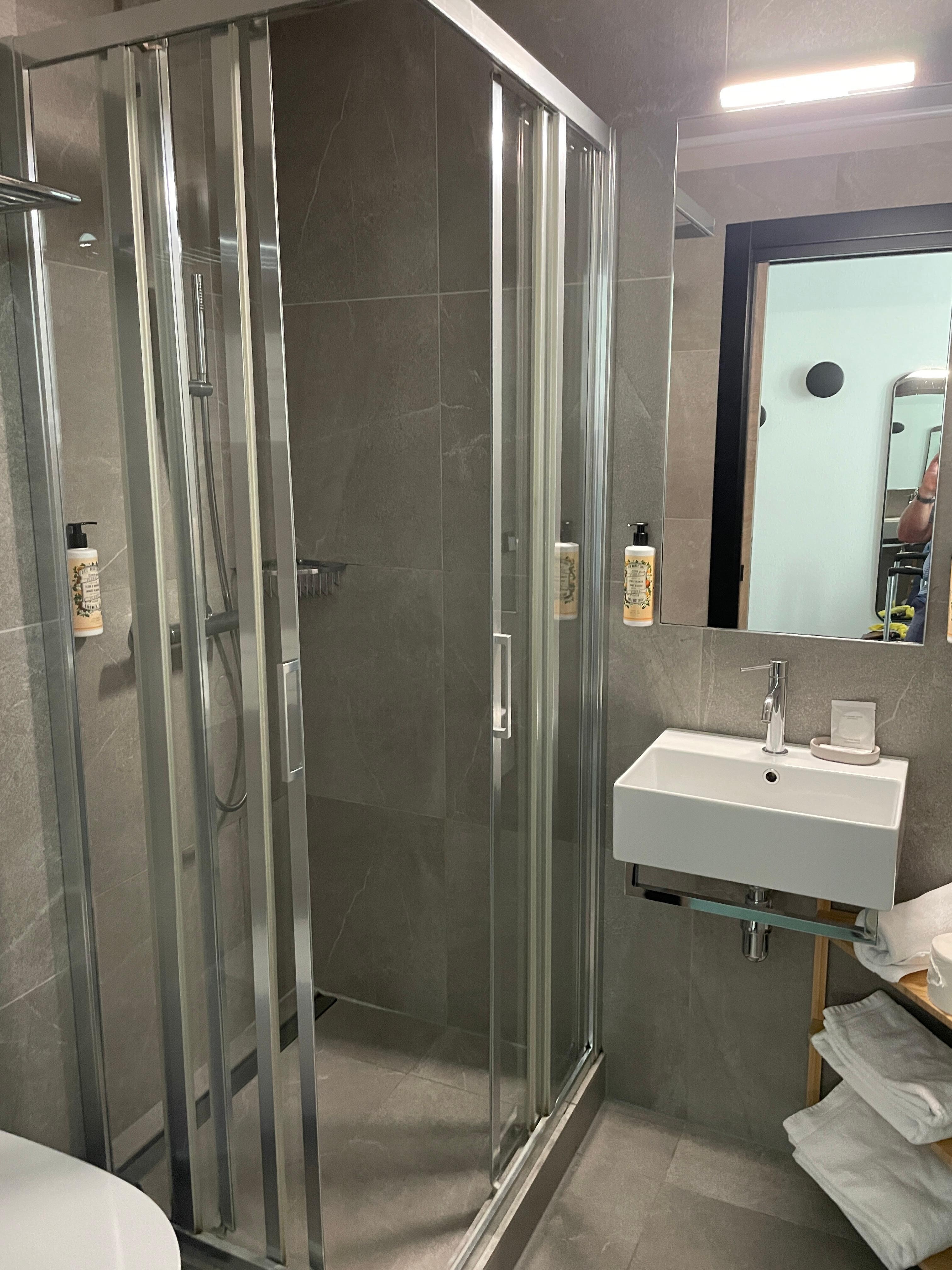 Chambre de bain moderne et bien équipée 