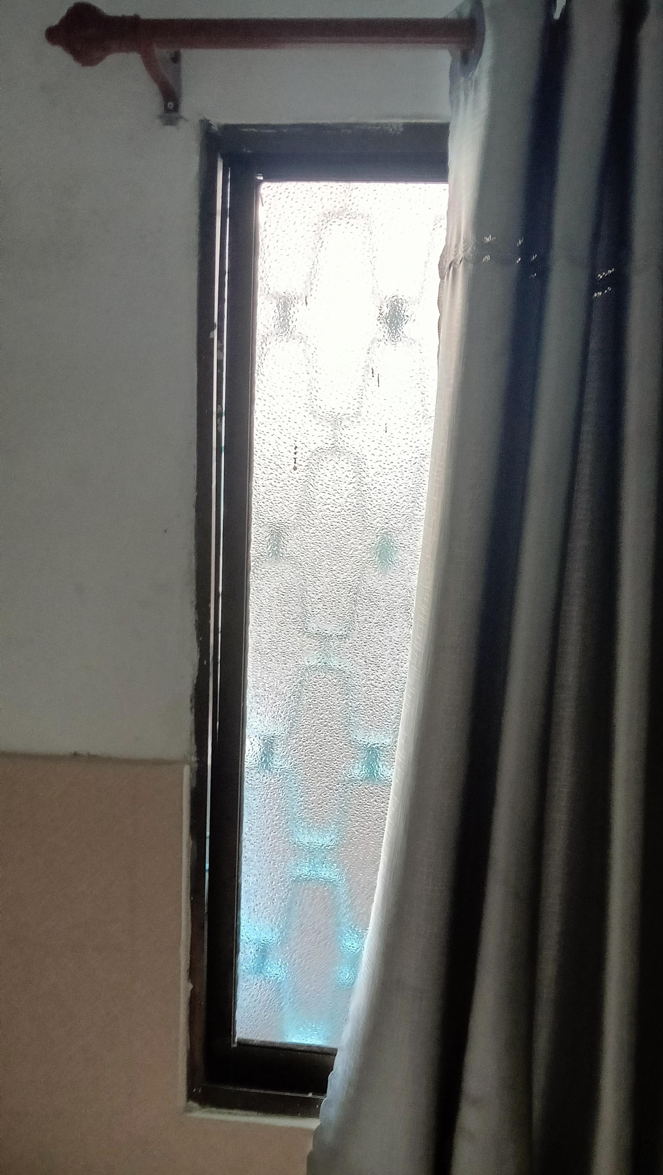 Έλεγε ότι είχε θέα στο ποταμι. Ούτε καν!