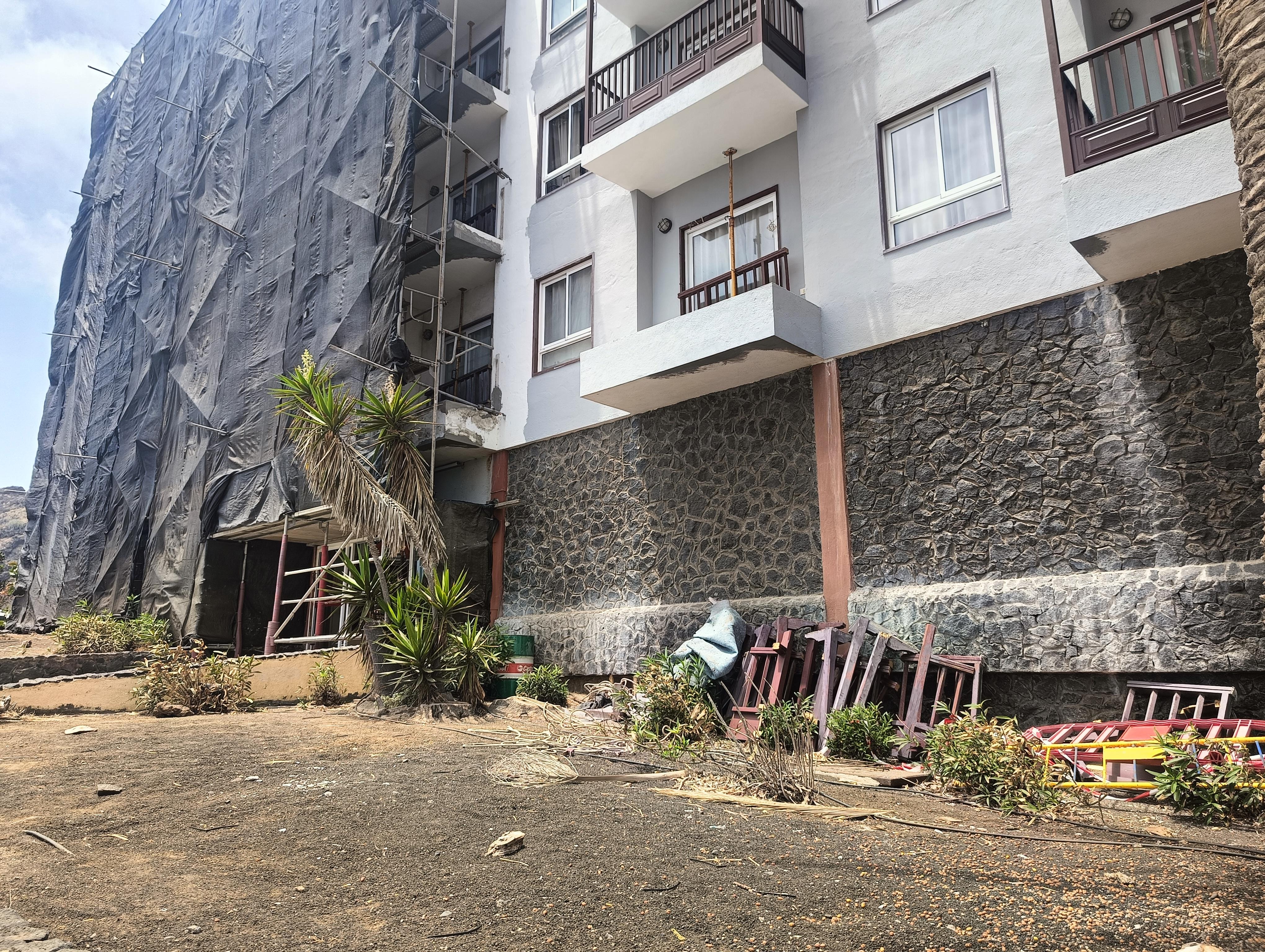 RETIRADA DE BALCONES POR EL CONPLEJO