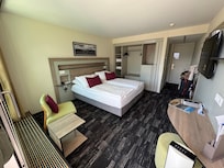Queen Deluxe Room