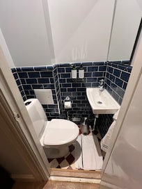 Extremt trångt på toaletten.