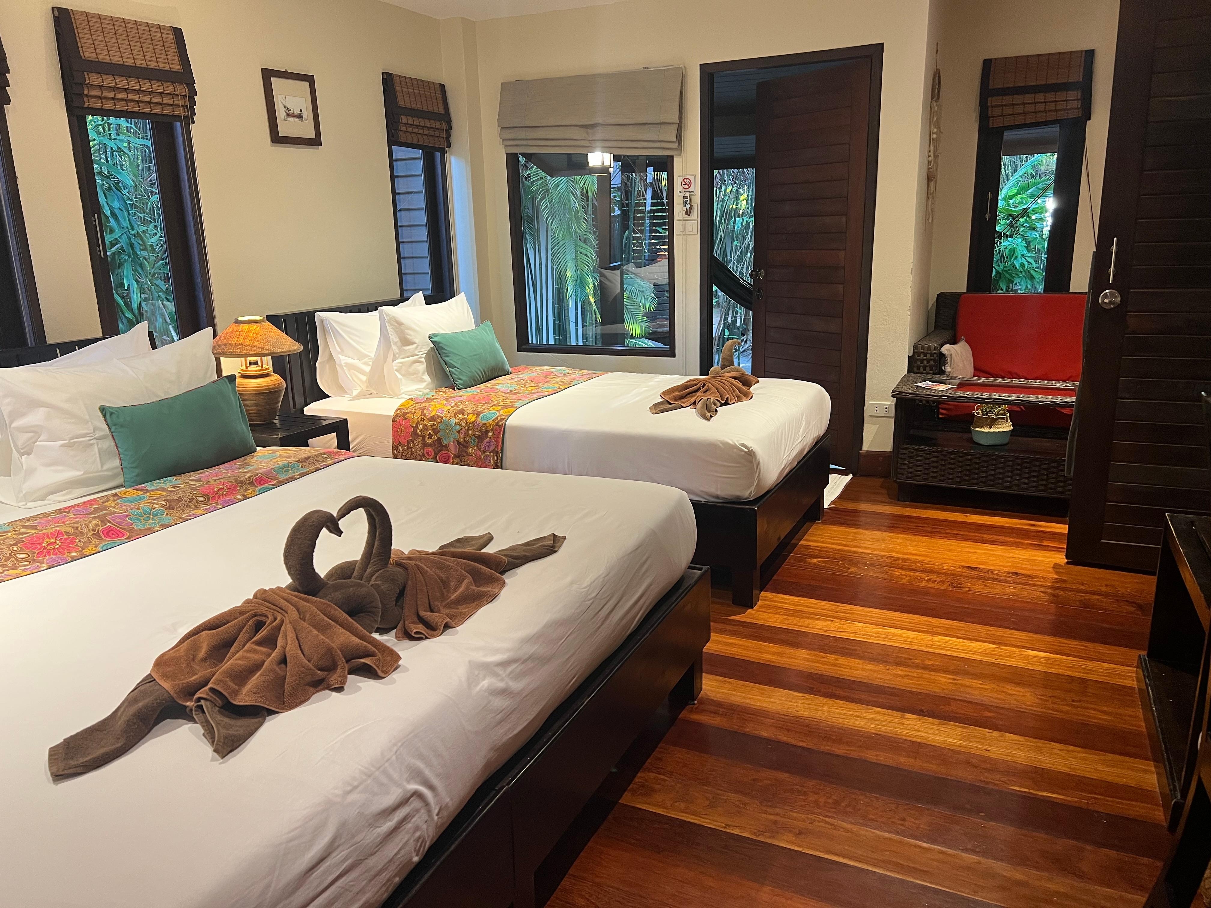 Vår familj bodde i två trippelrum med dörr mellan rummen. 