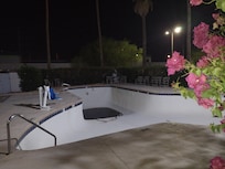 The empty/dry pool