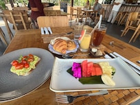 1日目のベジタリアンメニューは、アボガドトースト