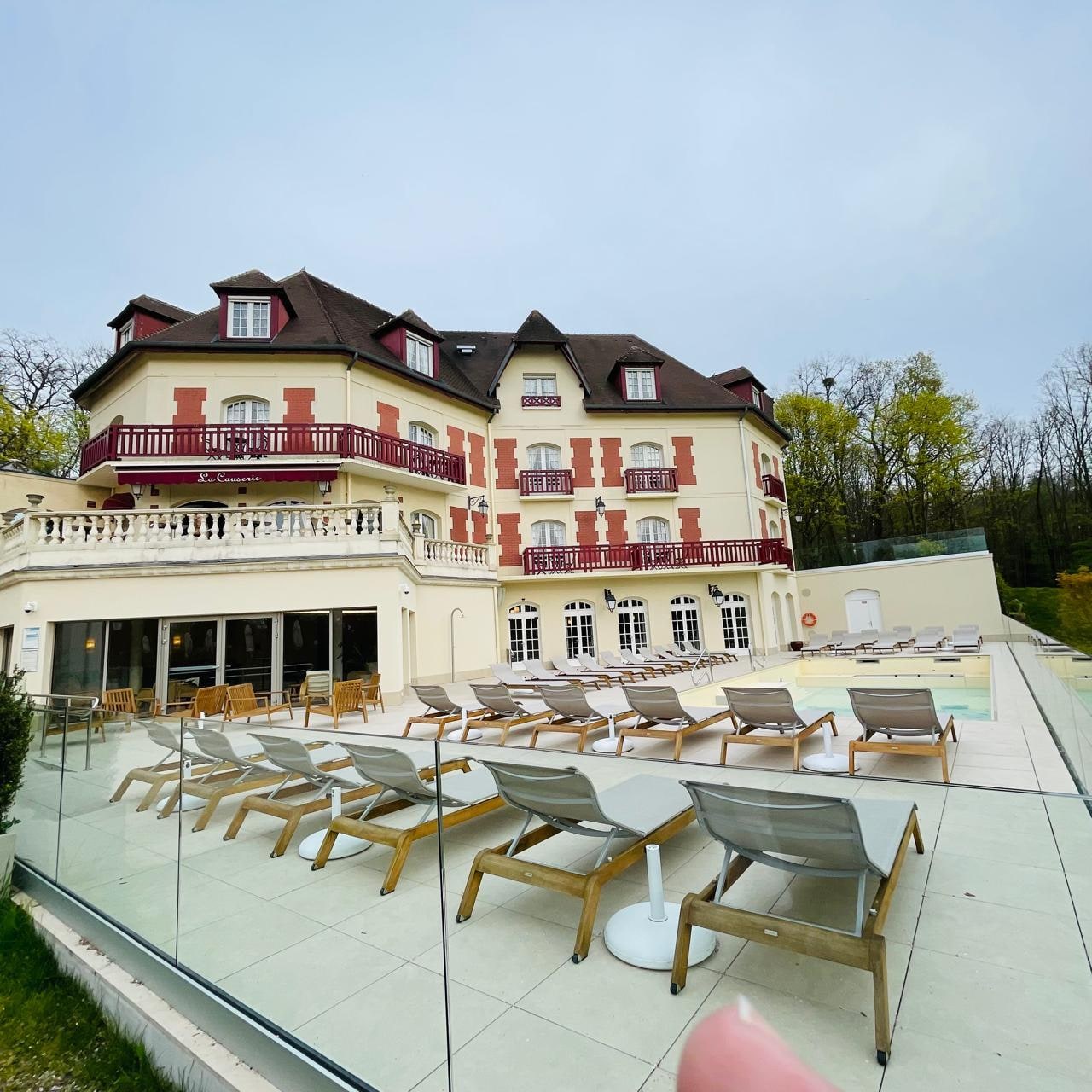 Piscina vazia e cadeiras sujas