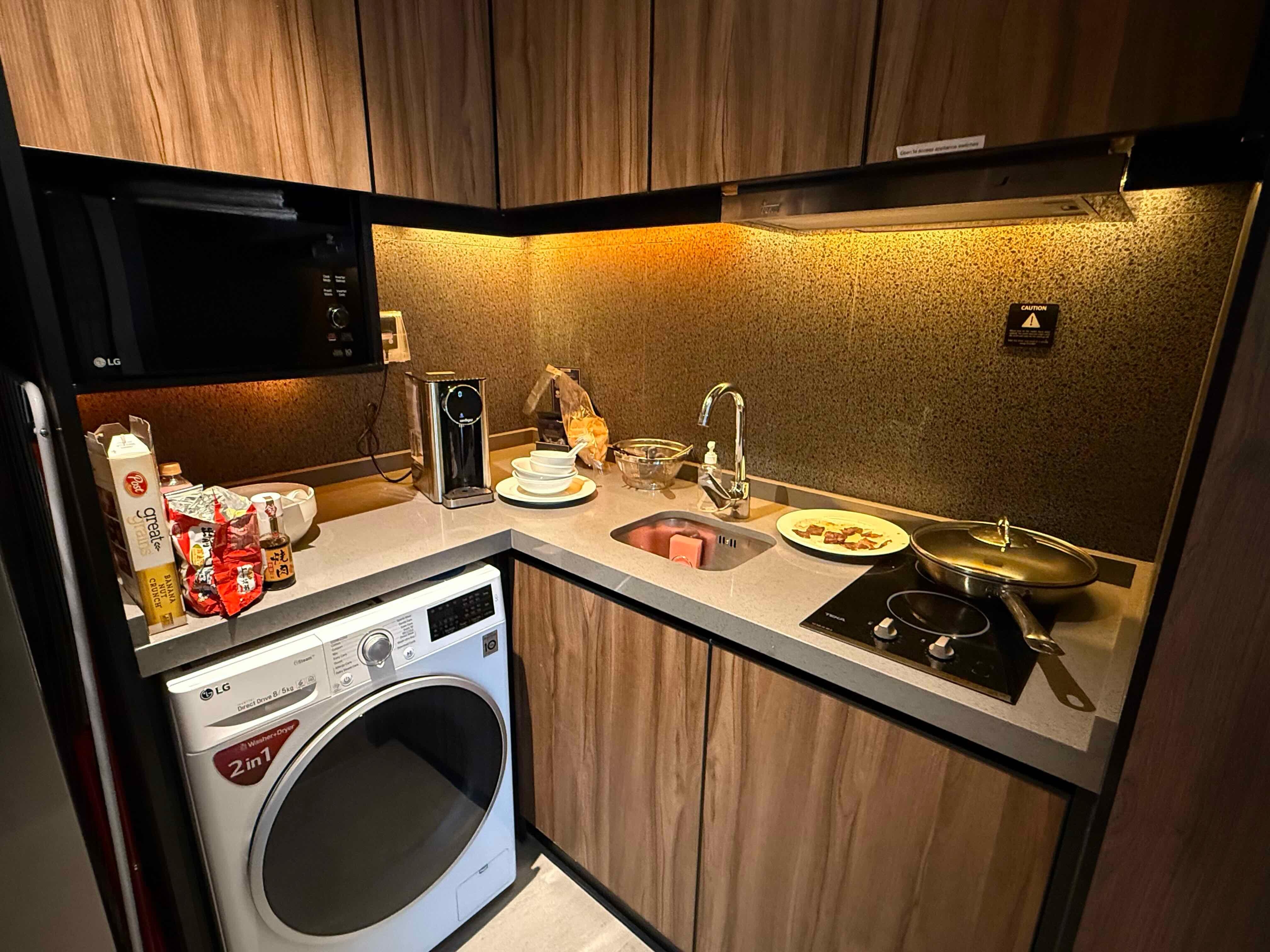 Two electric hobs, and a water heater (that's not a coffee-maker in the corner). The washing machine is very useful but the turn knob is extremely worn out, making it hard to set to the function u want.