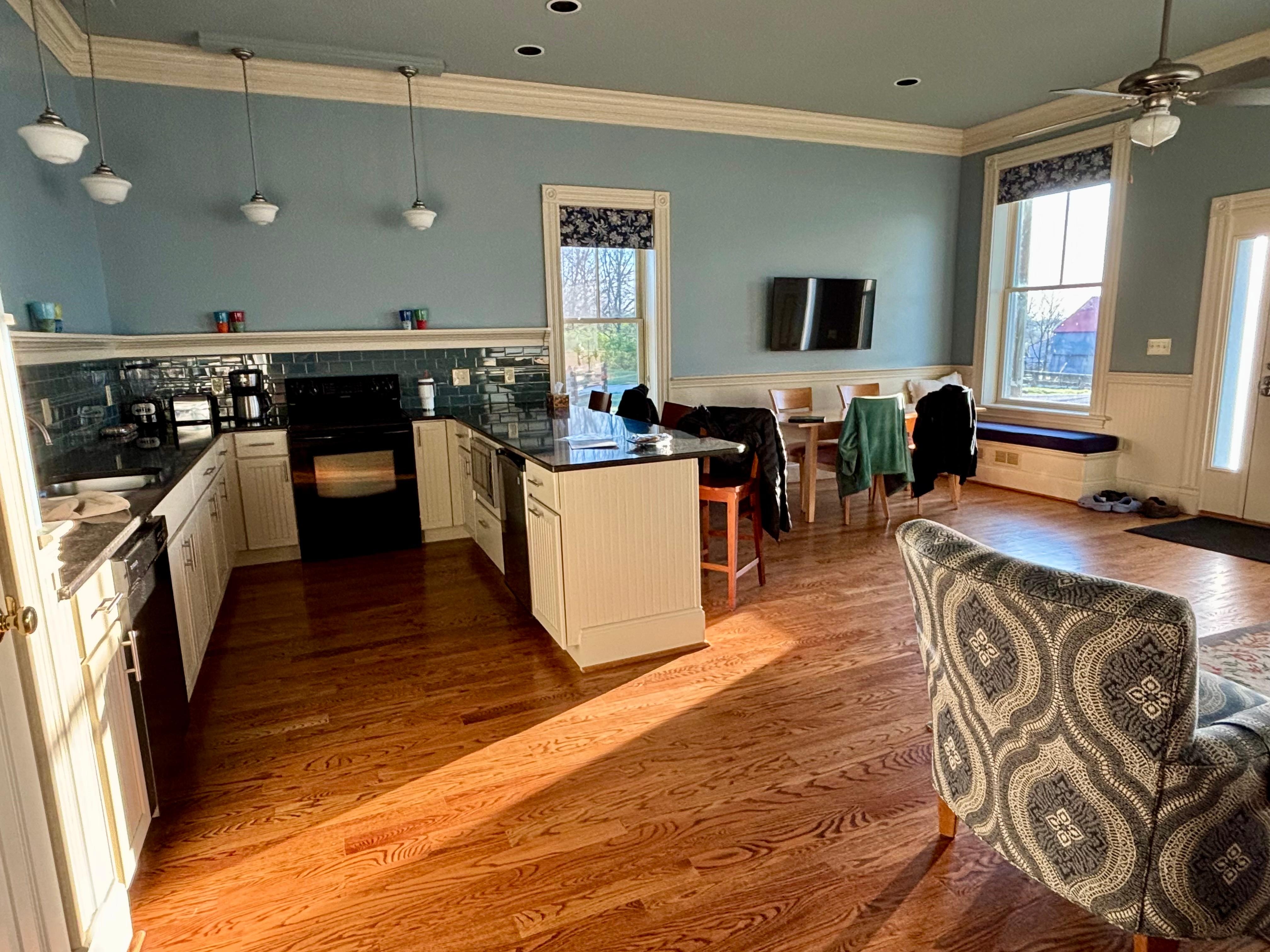 The kitchen had everything we needed, microwave, dishwasher, toaster, blender, coffee pot, oven, mini fridge, trash, dishes, paper towel, pots/pans, etc. 