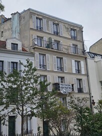 Die oberen 3 Fenster gehören zur Wohnung