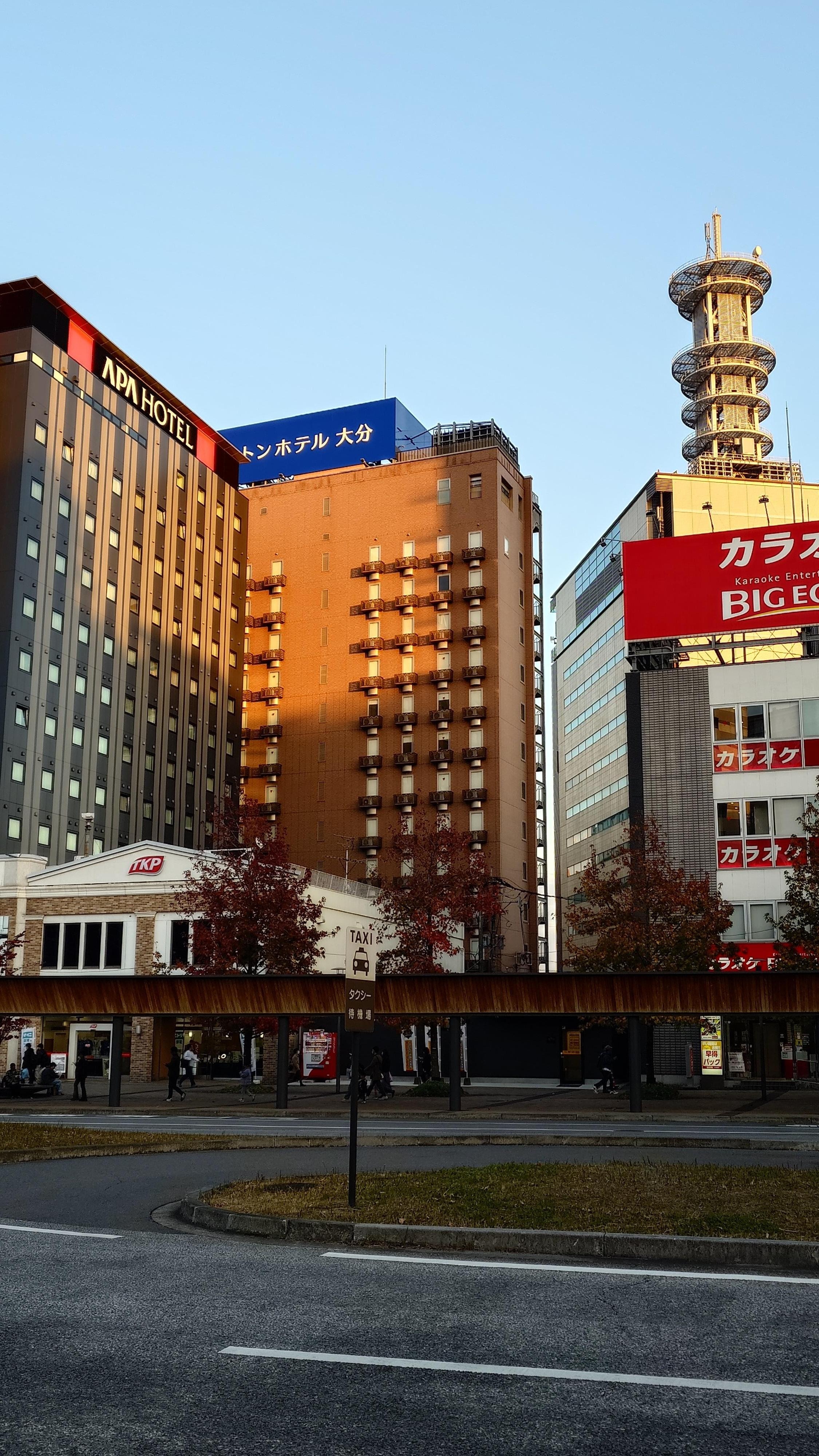 位大分站、公車站旁