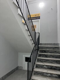 入ってまずこの階段を半階上がる
(それ以上は立ち入り禁止)