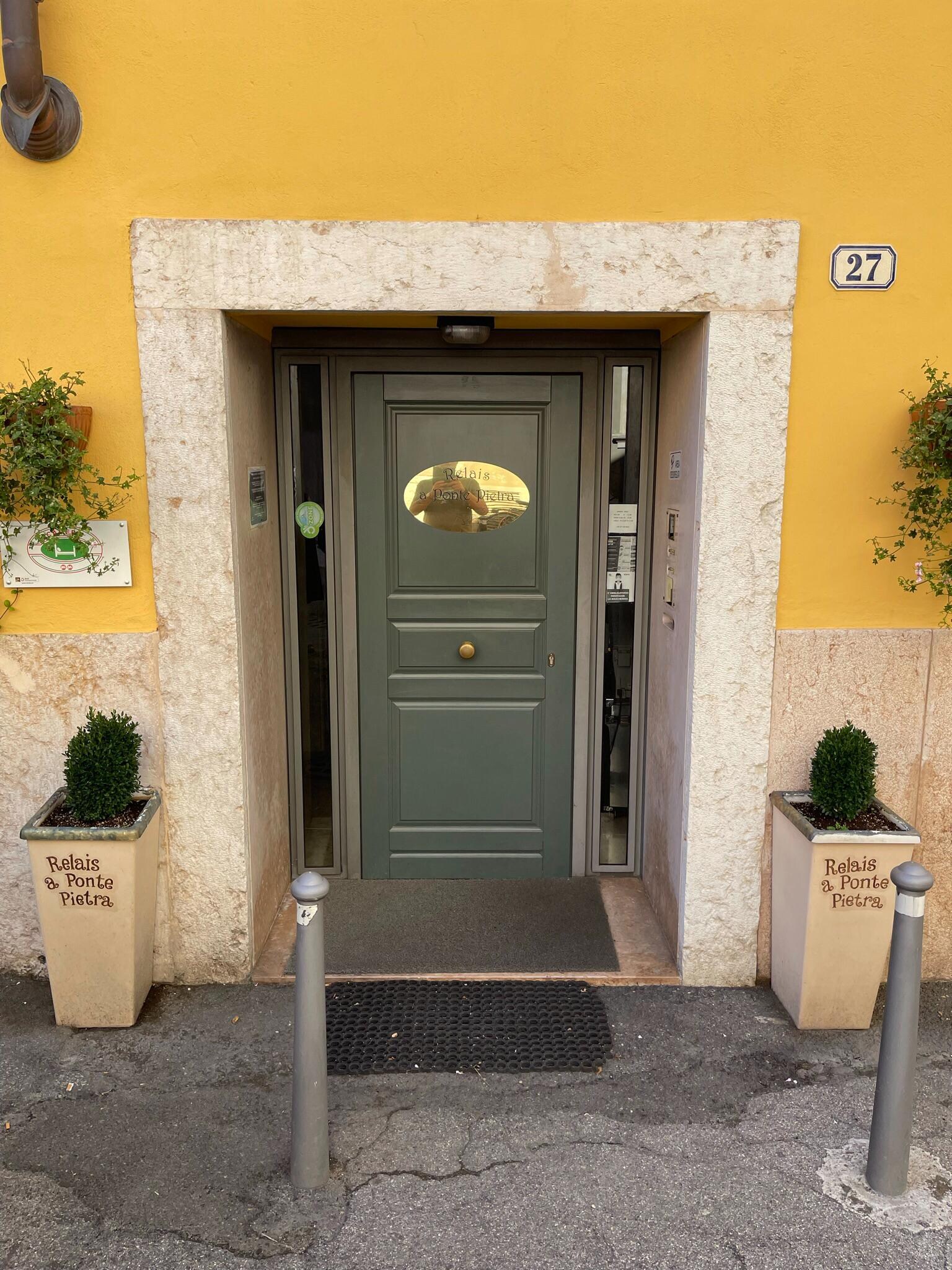 Indgangen til hotellet