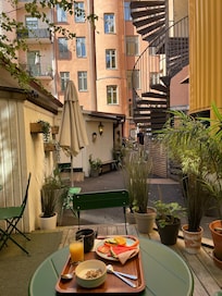 Underbar frukost på fin innergård.