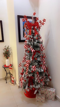 Xmas tree in hallway so adorable