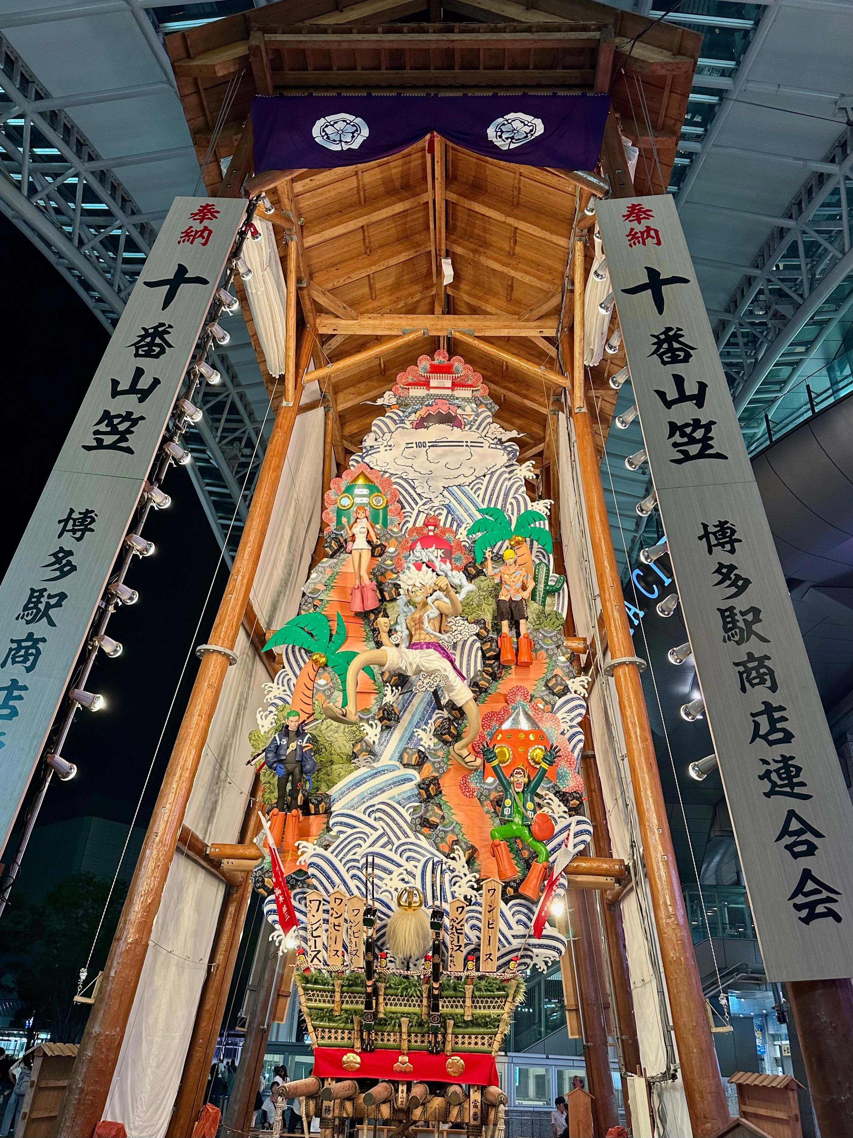 山笠が飾られた博多駅前