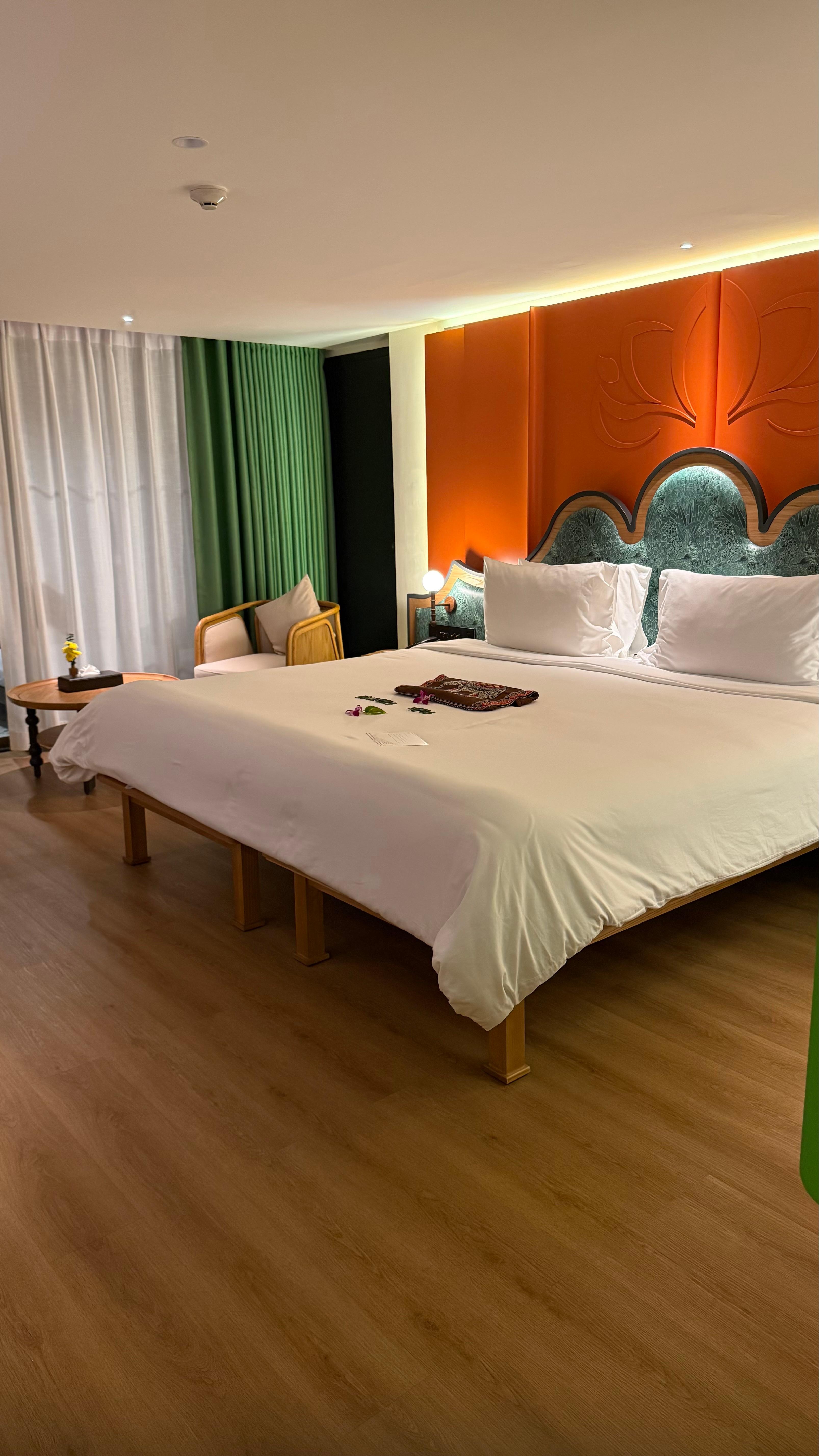  Beautiful room, comfortable furniture and bed