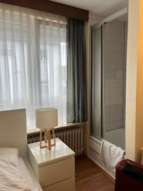Die Dusche war direkt im Zimmer und nach der langen Autofahrt eine Wohltat.