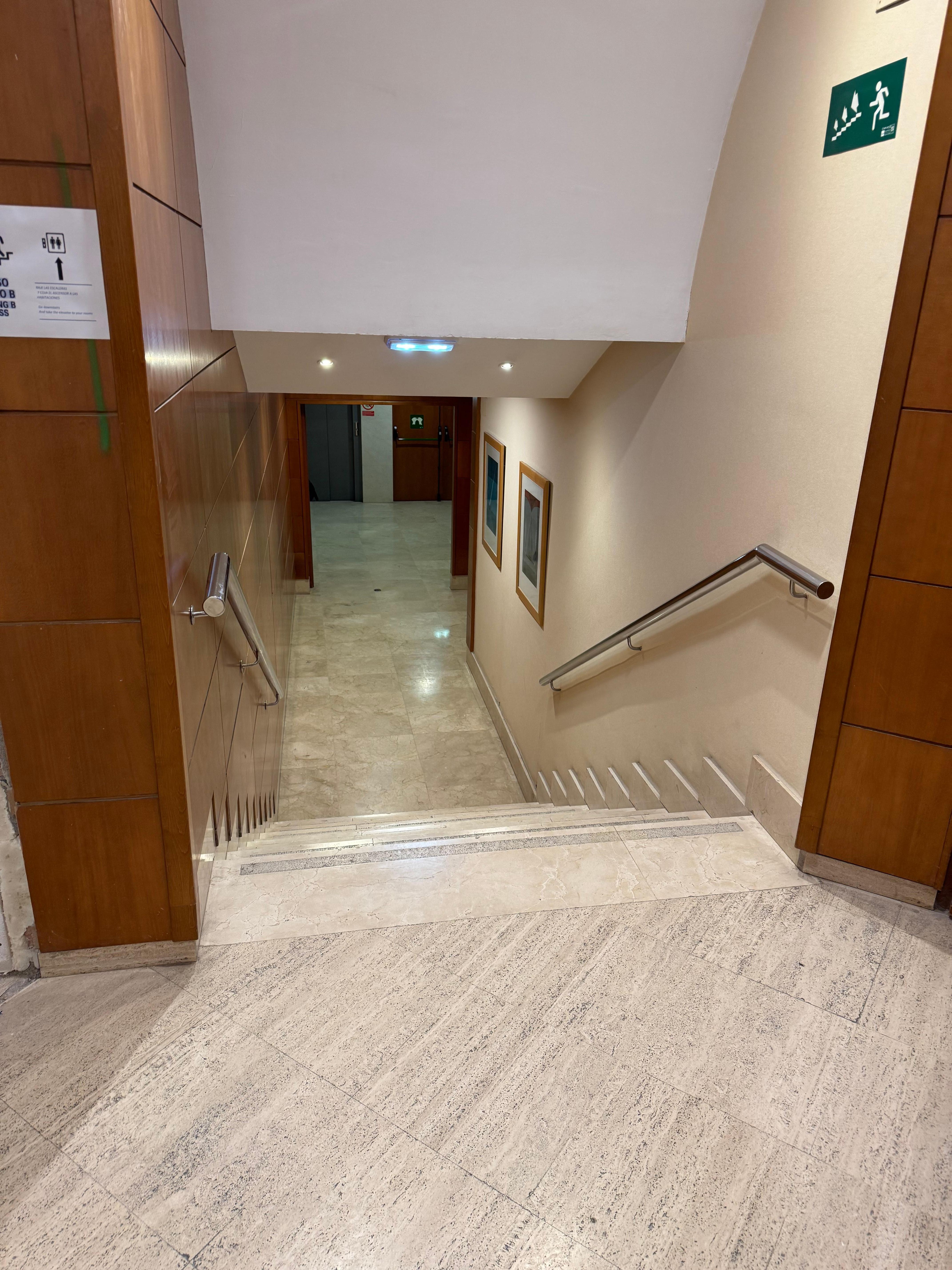 Escalera para llegar a la torre de habitaciones. No hay otra forma de llegar (elevador/rampa)