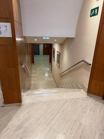 Escalera para llegar a la torre de habitaciones. No hay otra forma de llegar (elevador/rampa)