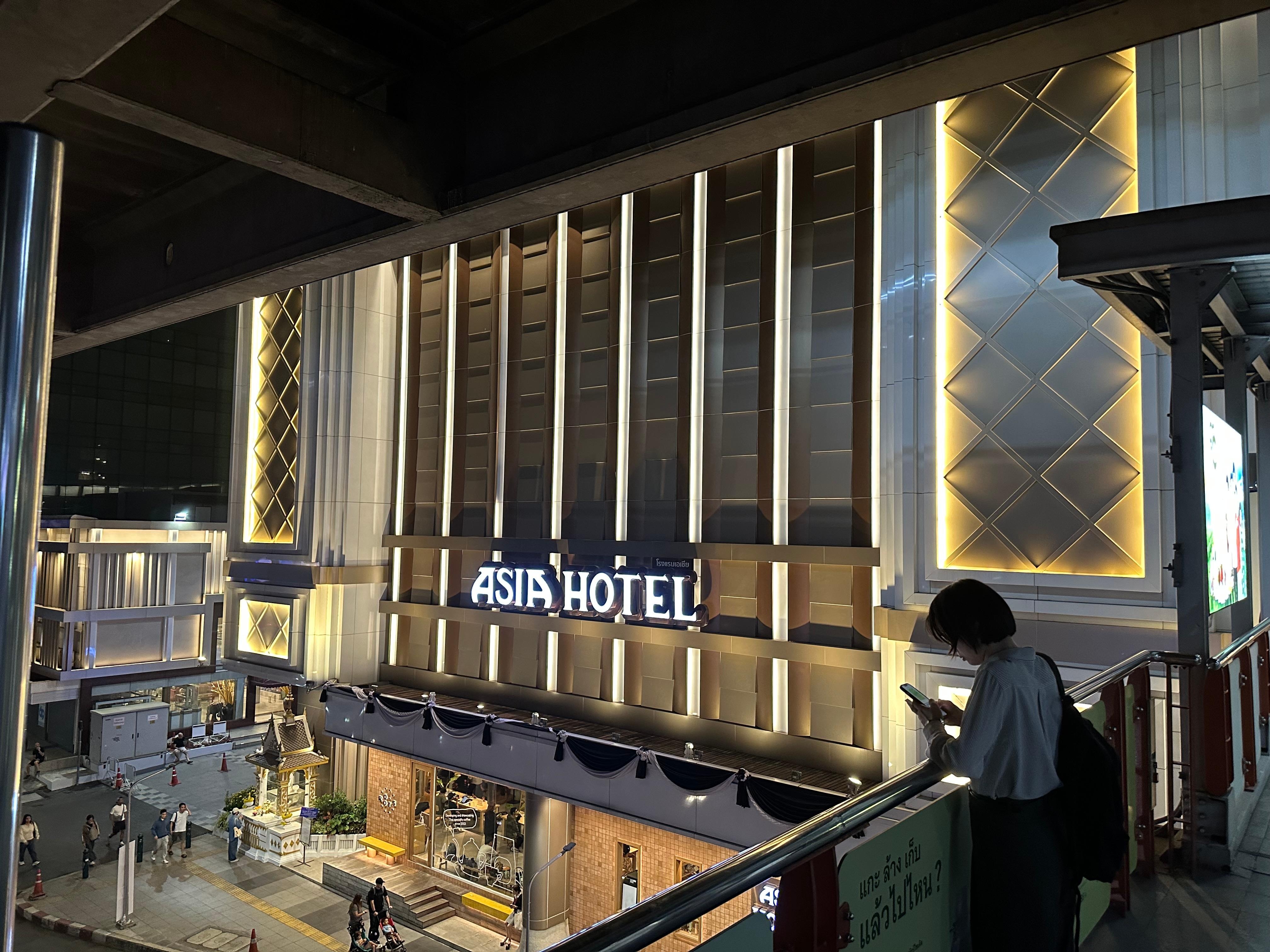 Photo of front of hotel from the BRS station 