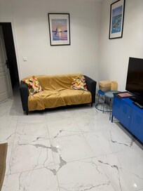 Le fauteuil dans le coin TV sur l'annonce n'existe pas