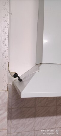 Hotte branchée avec un domino. Pas aux normes de nos jours.