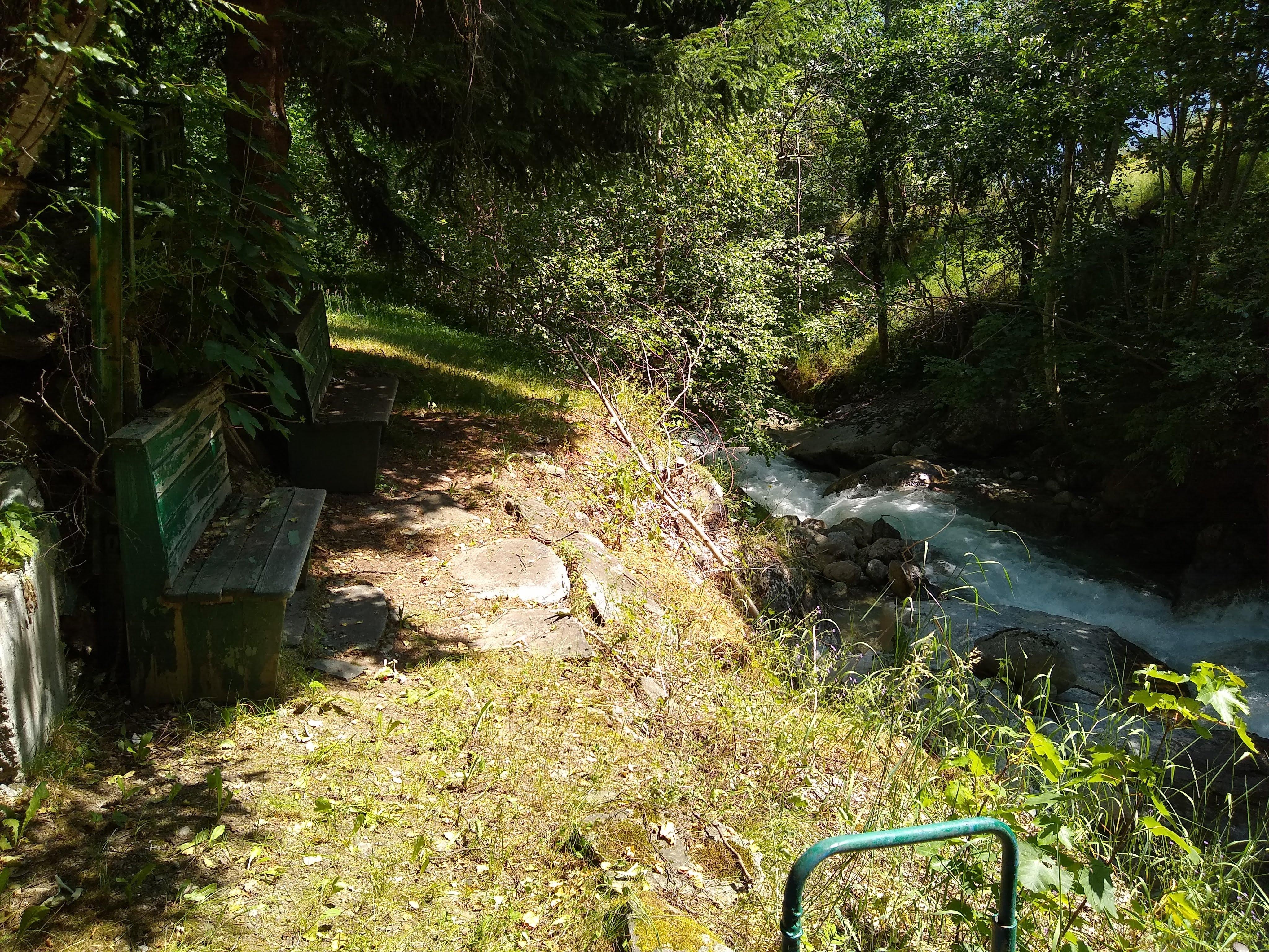 Banken in de schaduw aan de rivier
