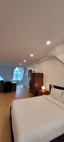 The loft bedroom and comfy queen size bed