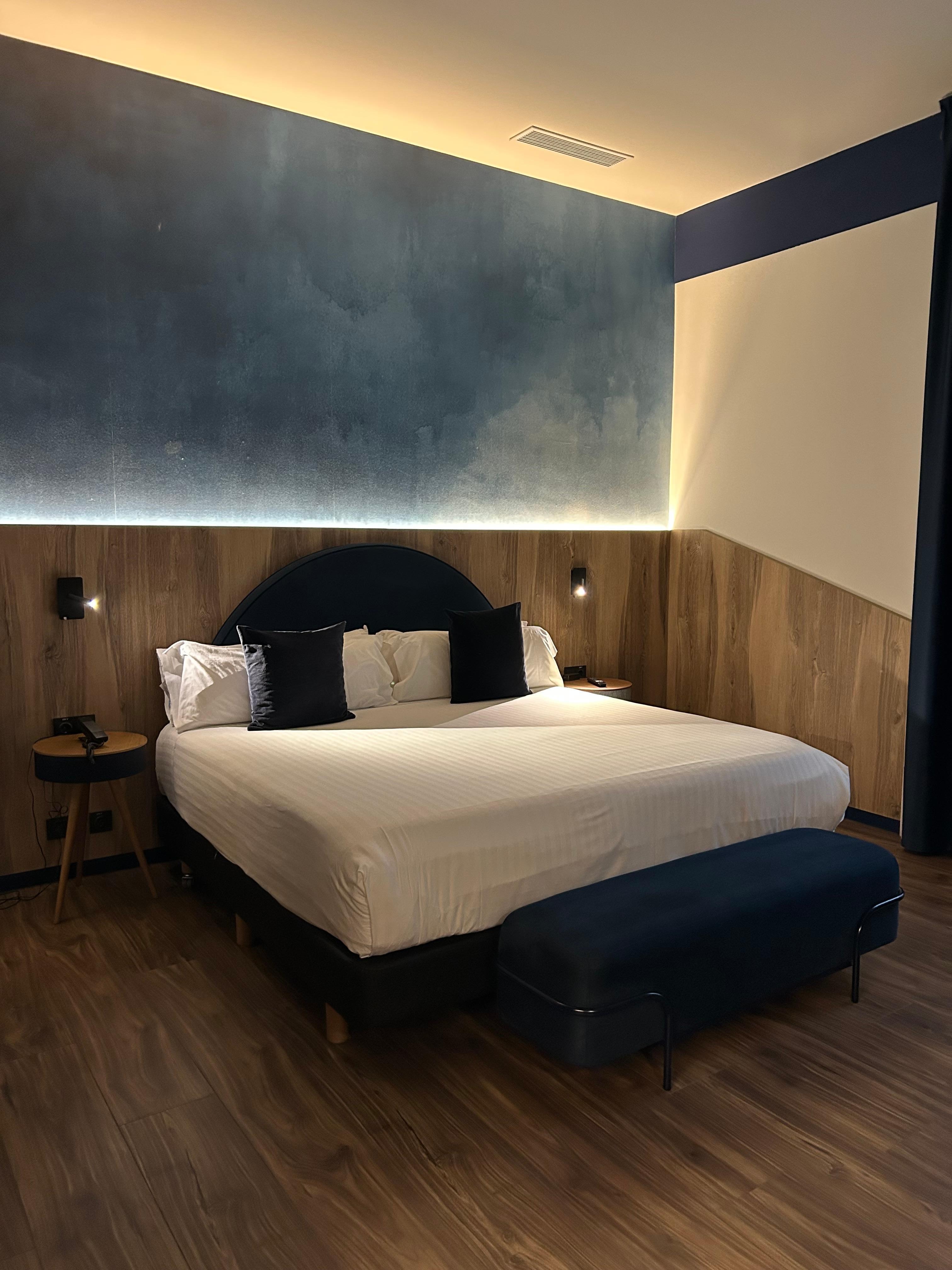 Queen room