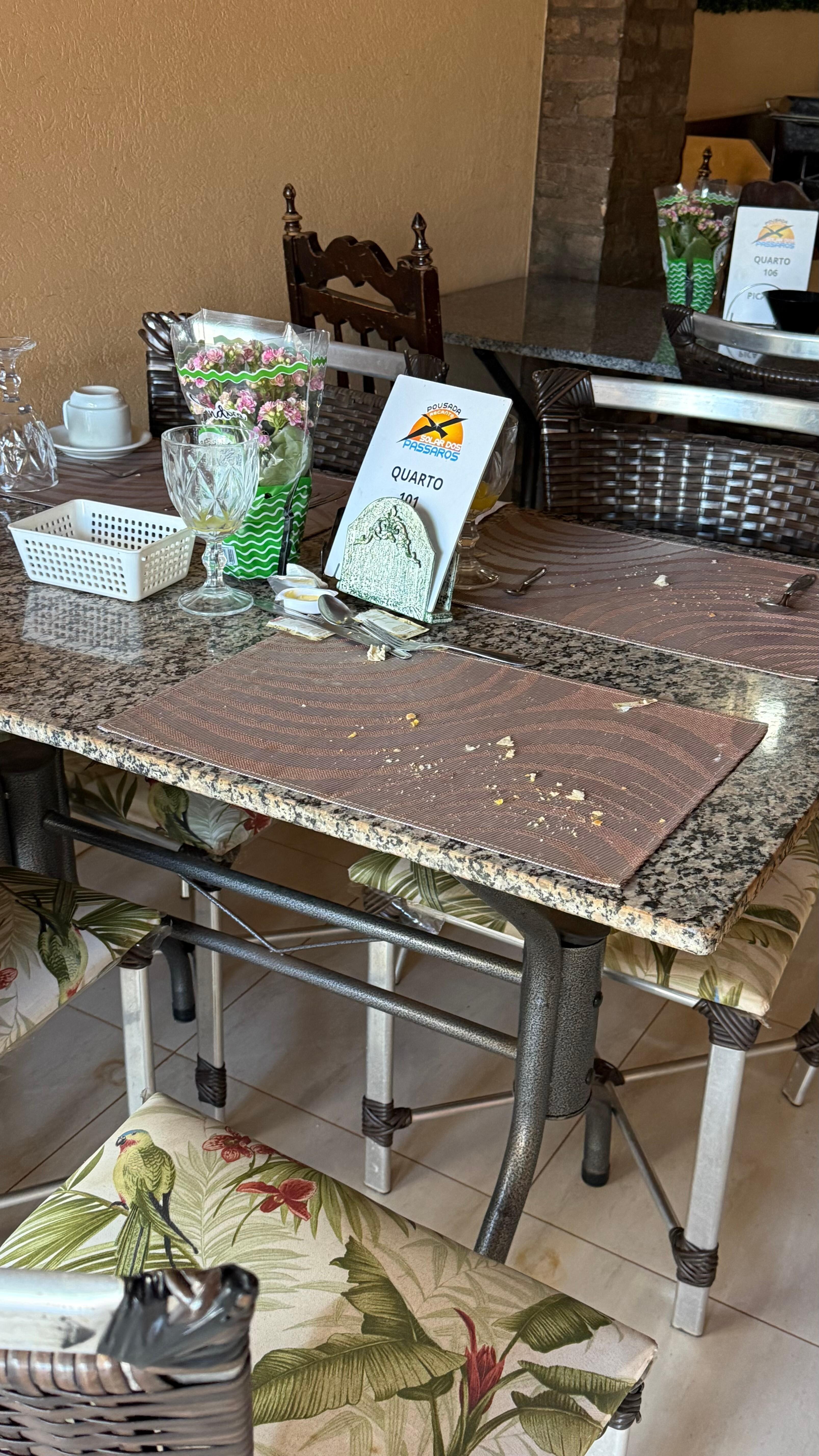 Essa foto tirei no final da tarde, as mesas ficavam sujas o dia todo, atraindo moscas o tempo todo.