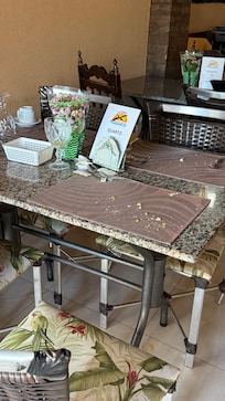 Essa foto tirei no final da tarde, as mesas ficavam sujas o dia todo, atraindo moscas o tempo todo.