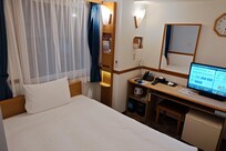 這次入住的是單人房,畢竟是商務旅館,空間並不算大,除衣架外並未有衣櫥,但床體其實有加大;此外,隔音效果優異。