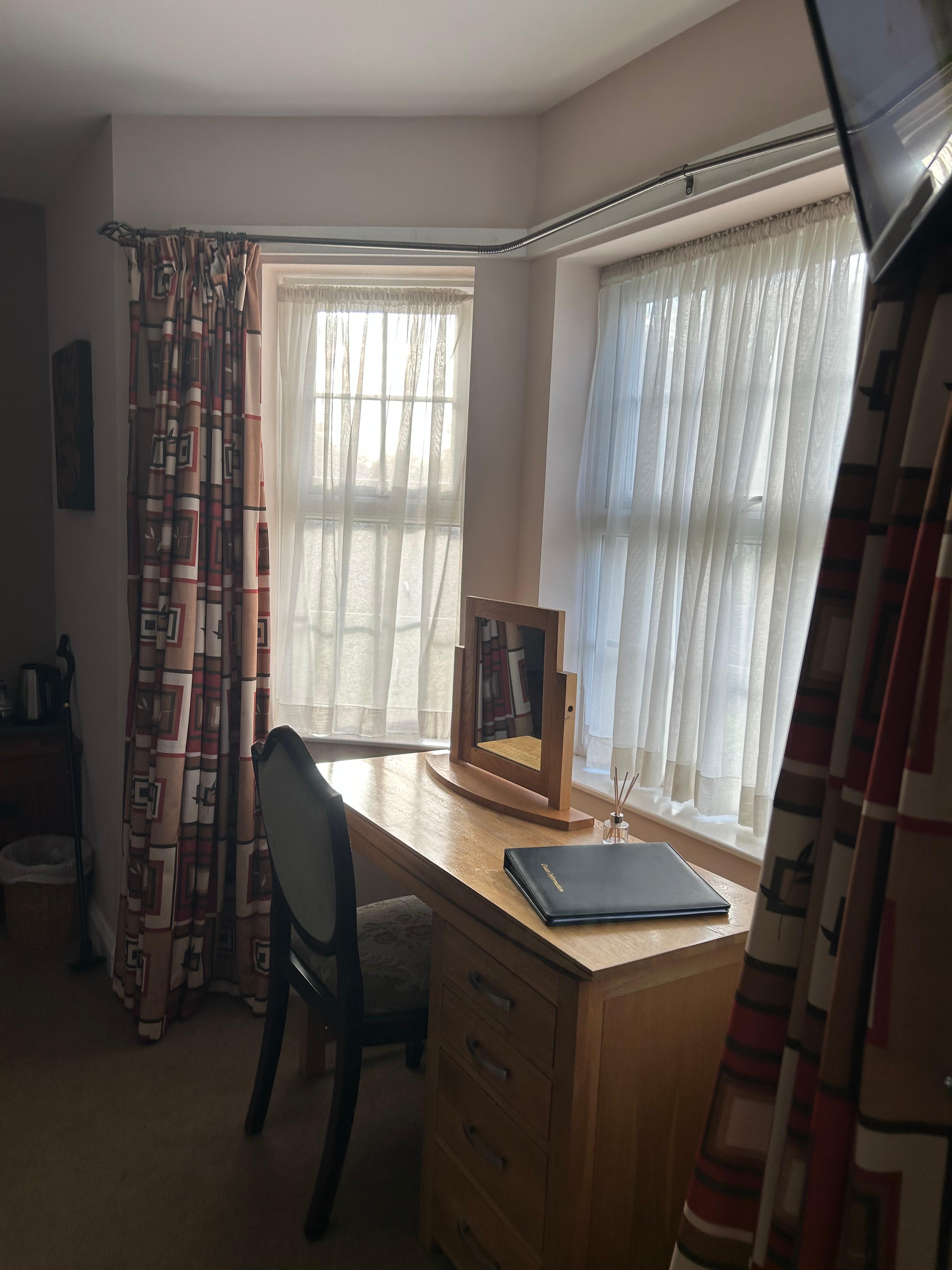 Lovely bay window nice and light 