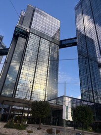 Tower2の外観、19階に底面ガラス張りの屋外プールが外に突き出ていて、足下に歩く人が見える。