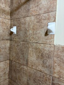 Banheiro com porta toalha faltando e sem funcionar o exaustor